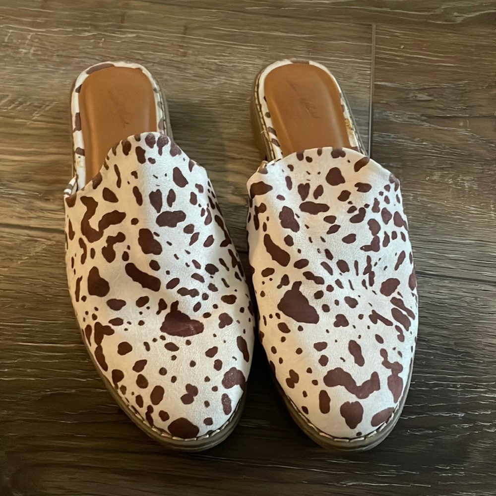 Universal Thread Cow Print Mules Size 8